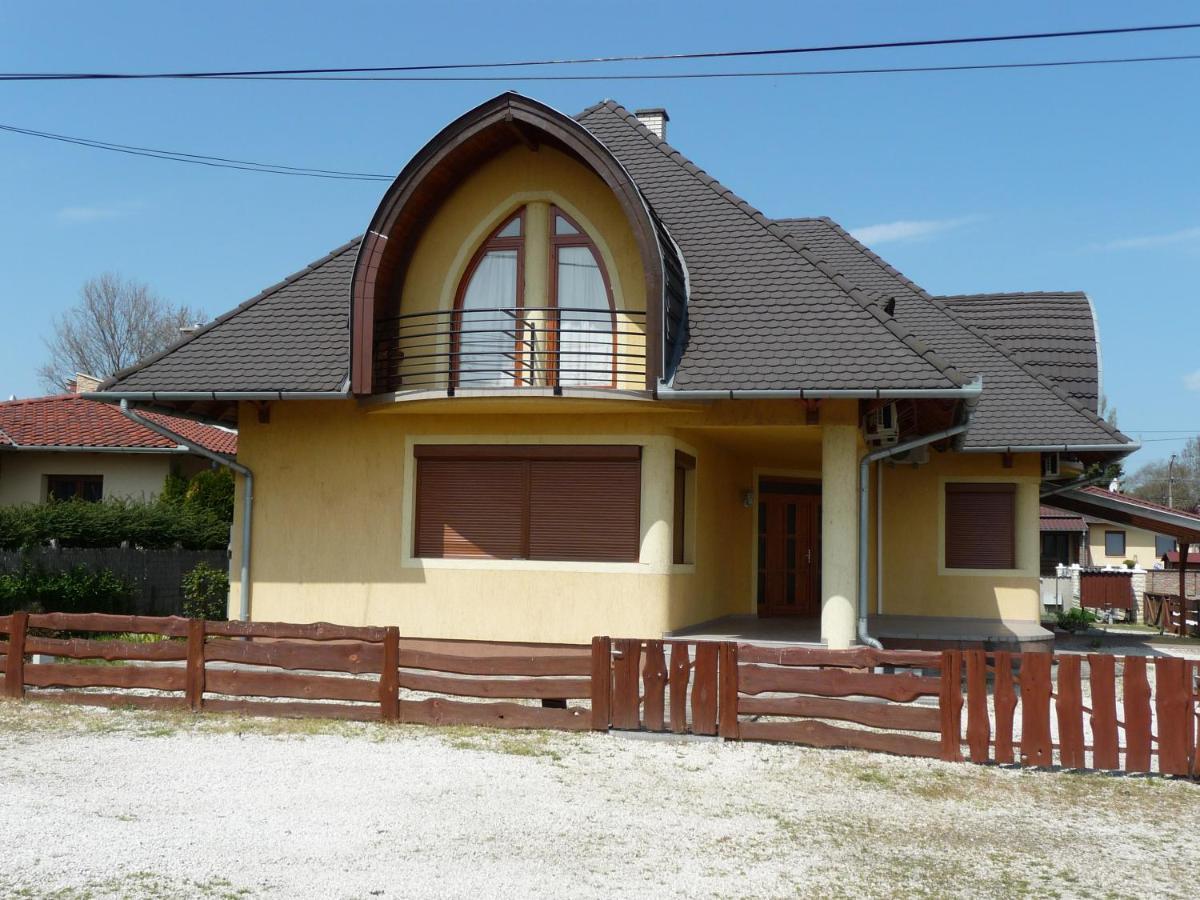 Nadas Tarsashaz Balatonlelle Extérieur photo