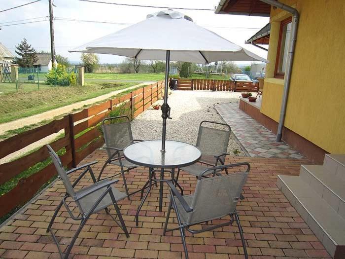 Nadas Tarsashaz Balatonlelle Extérieur photo