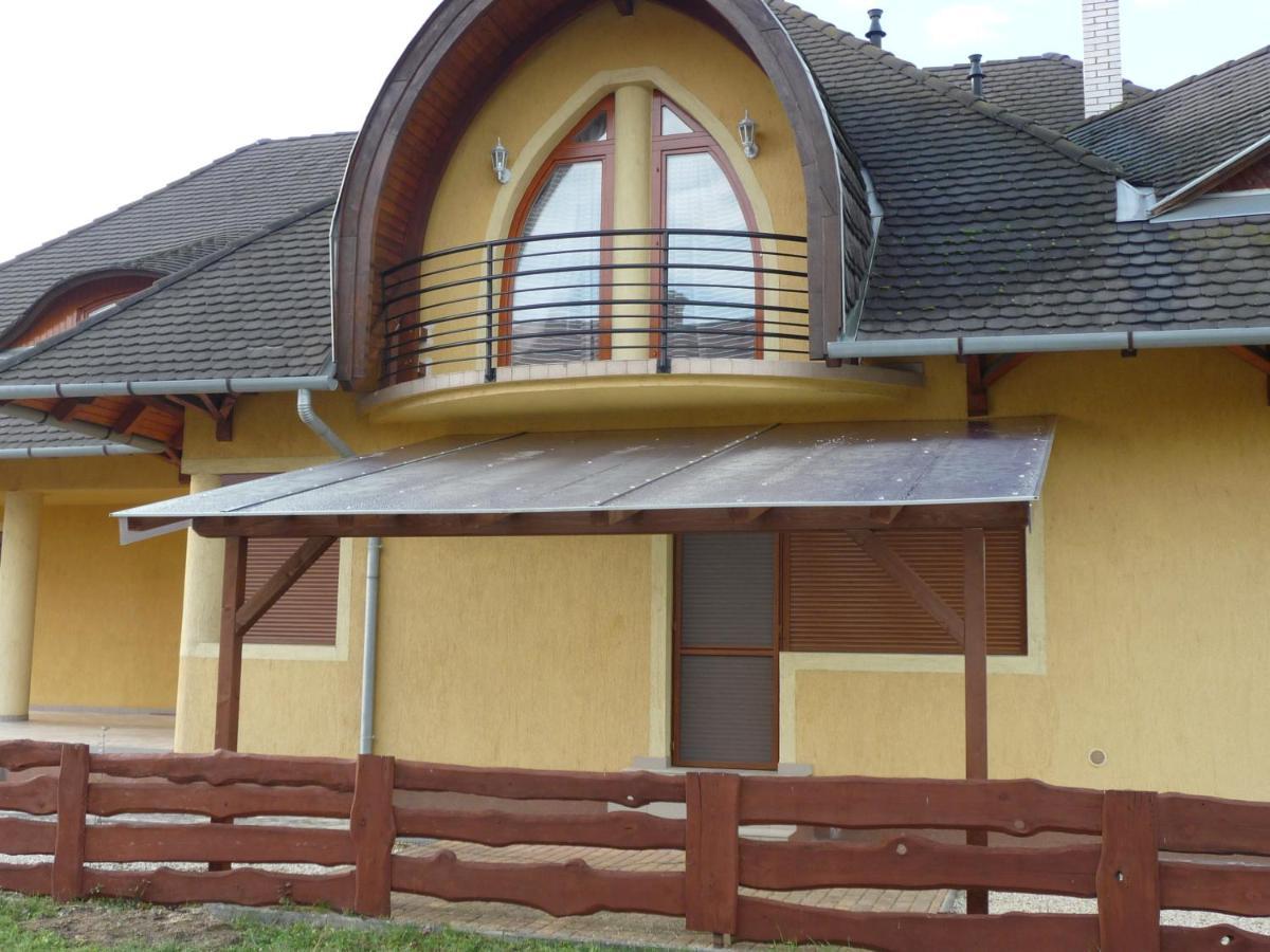 Nadas Tarsashaz Balatonlelle Extérieur photo