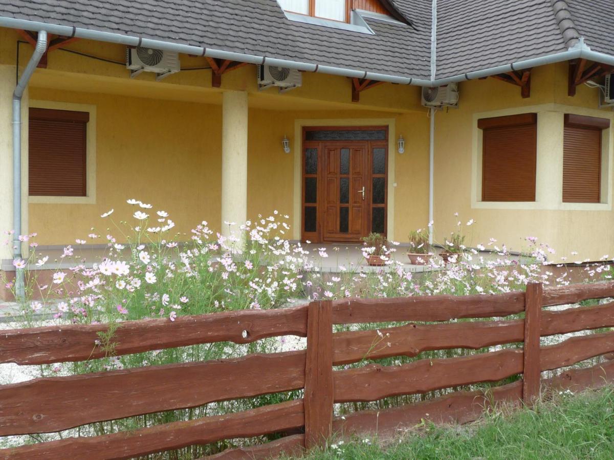 Nadas Tarsashaz Balatonlelle Extérieur photo