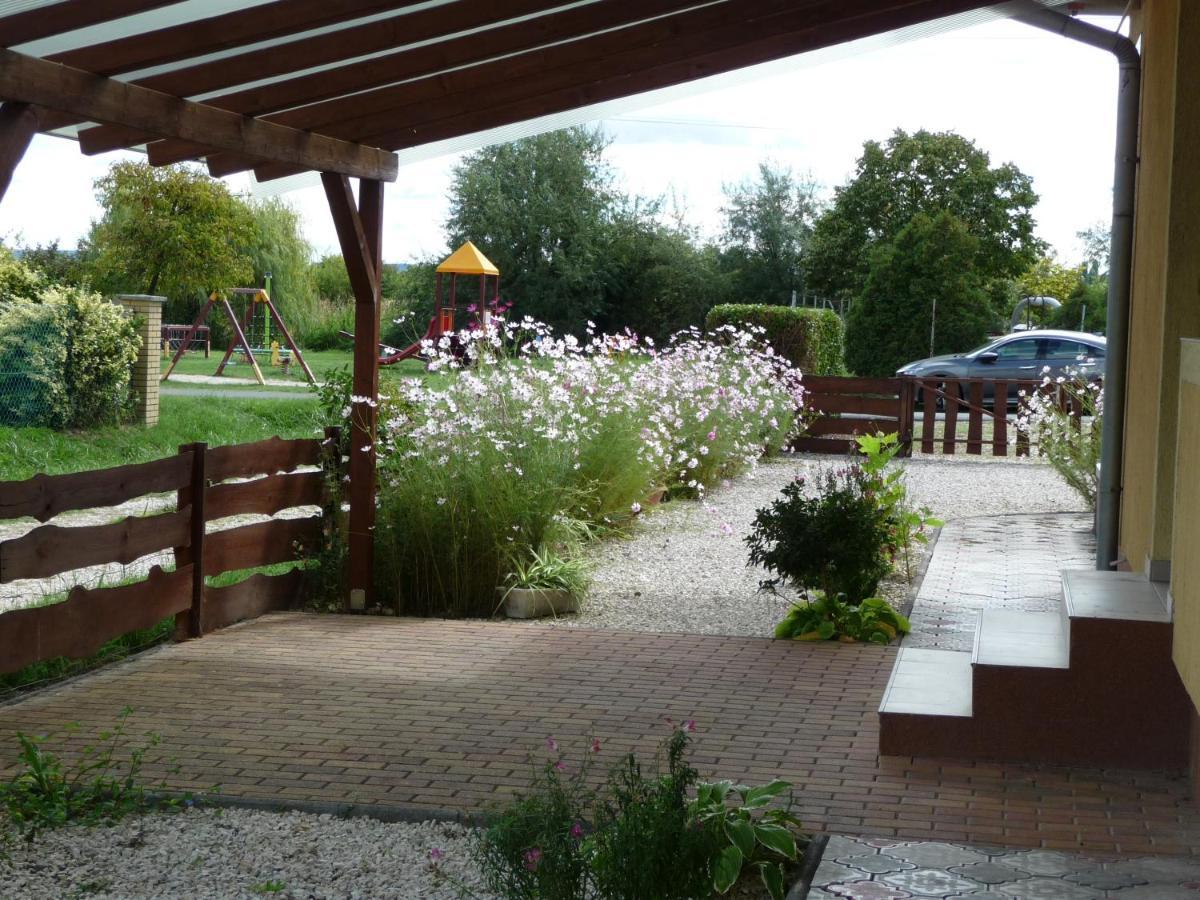 Nadas Tarsashaz Balatonlelle Extérieur photo